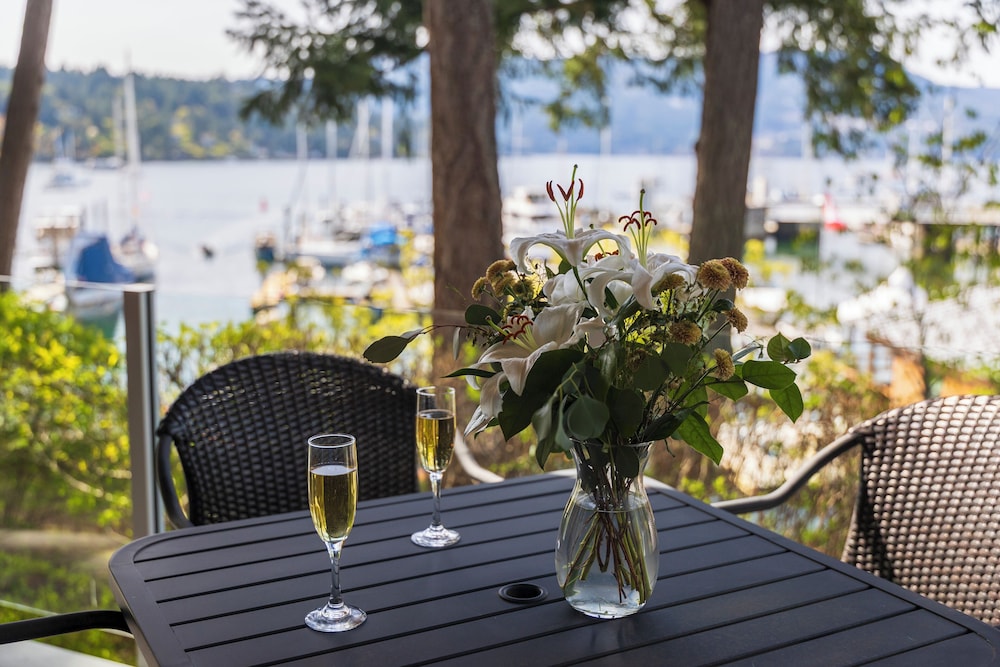 Brentwood Bay Lodge Spa 44/64