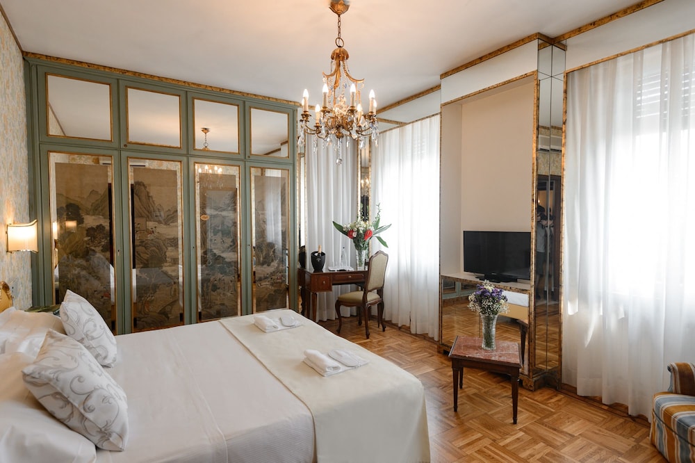 Room, Double Bed, Hot Tub