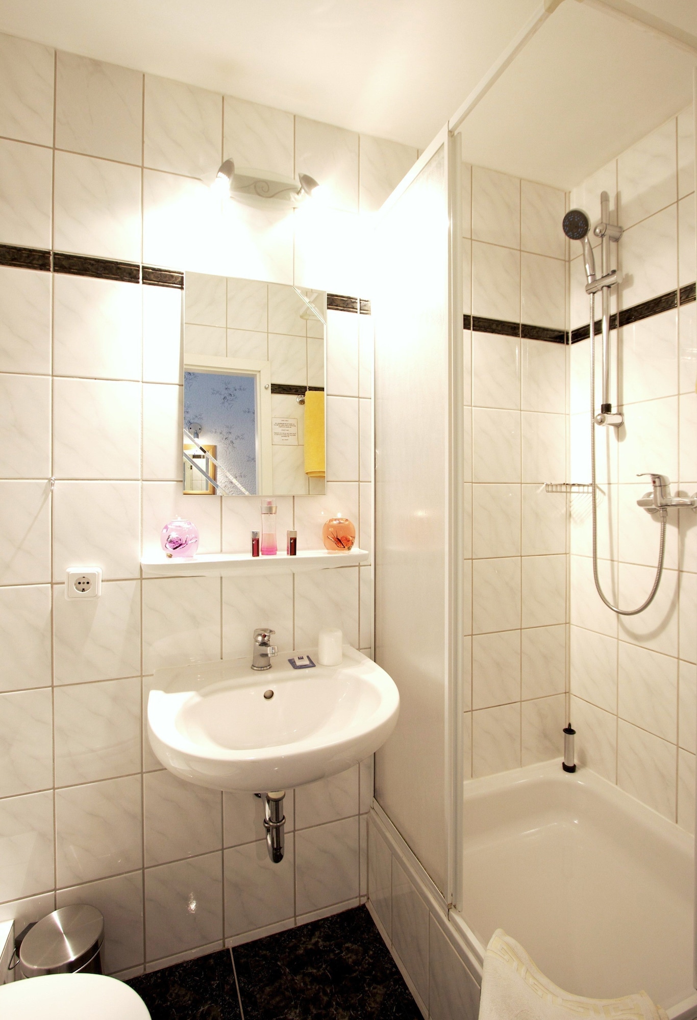 ECONOMY, SINGLE, SINGLE BED, SHARED BATHROOM