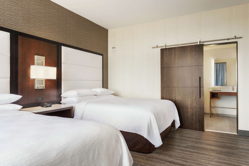 2 Rooms, Suite, 2 Queen Beds, Sofa, Accessible
