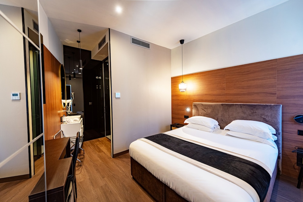 Club, Double or Twin Bed