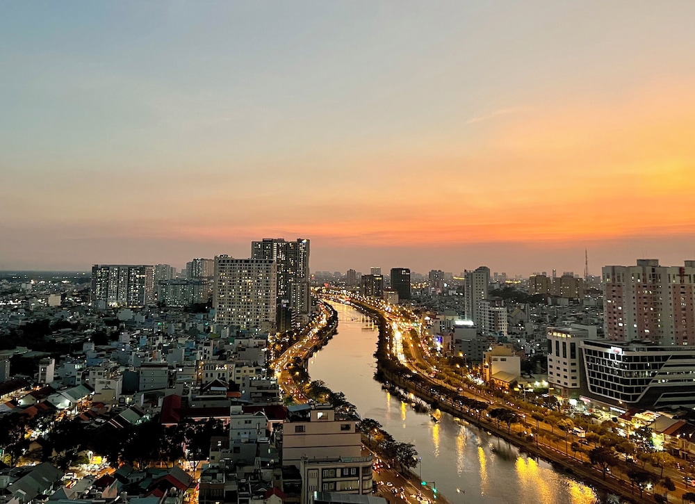 Spacious Saigon 39/50