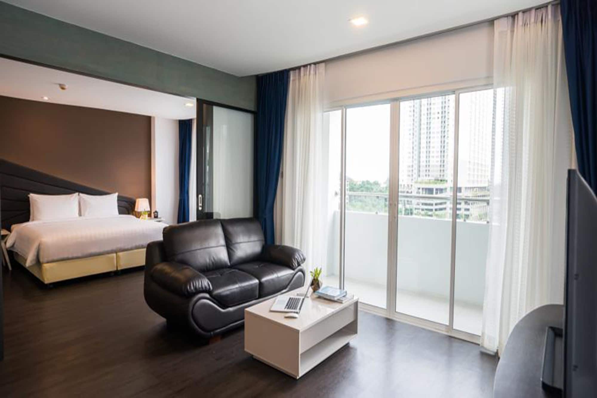 SUITE, JETTED TUB