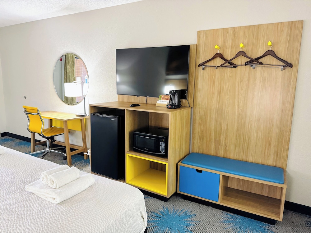 Days Inn by Wyndham Newnan 24/43