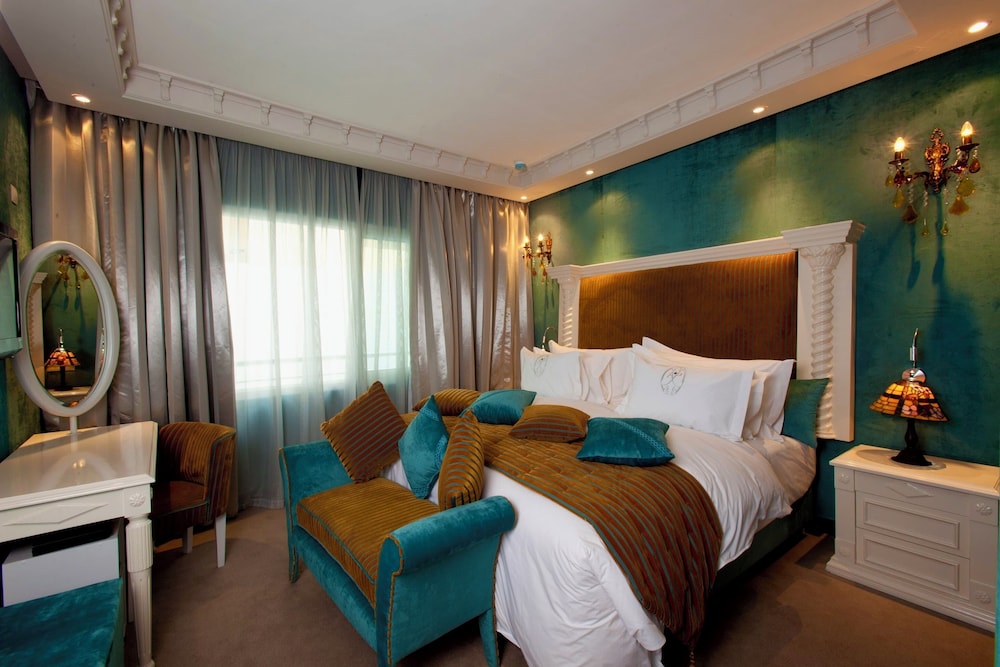 PRESTIGE, SUITE, KING BED, BALCONY