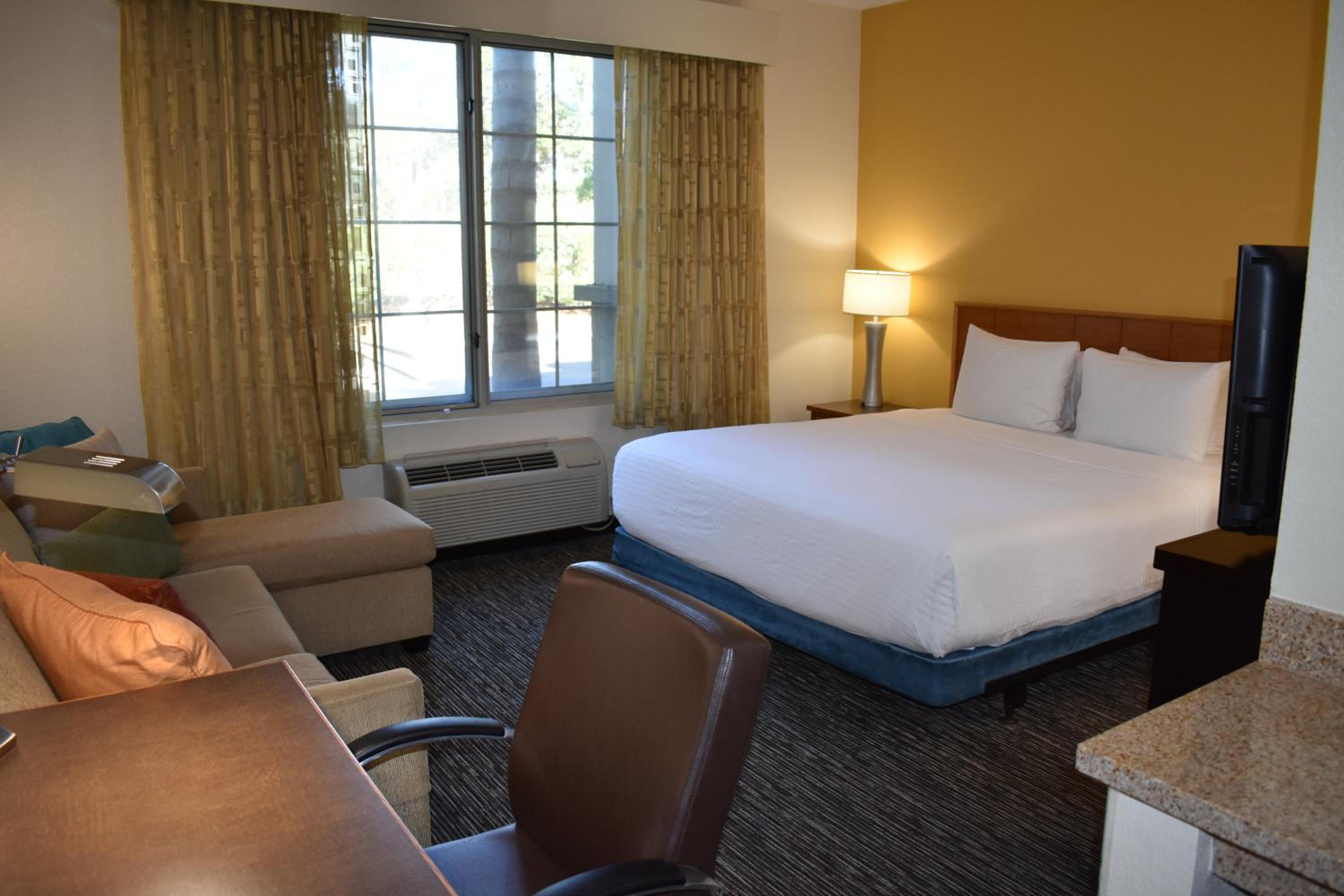 Suite, King Bed, Accessible