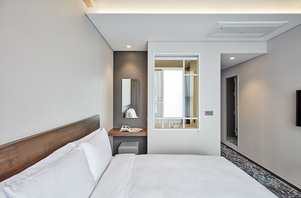 Hotel In 9 26/66