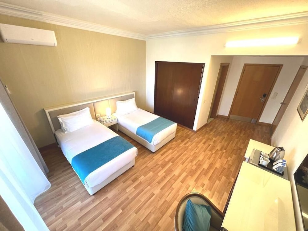 Hotel Mediterranee Beyrouth 16/80