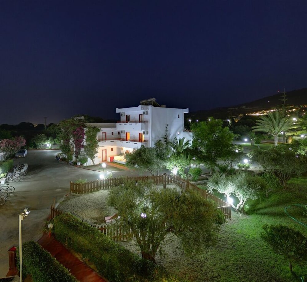 Sandys Studios Apartments And Log Villas 8/46