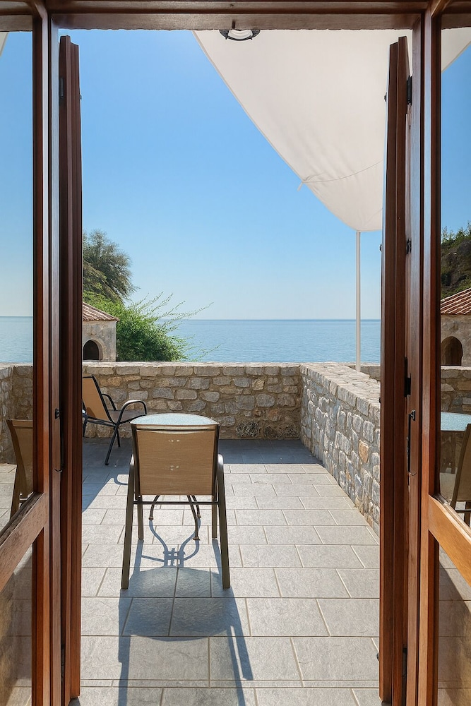 Lalloudes Seaside Accommodation 25/50