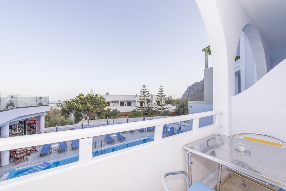 Blue Waves Hotel 69/70