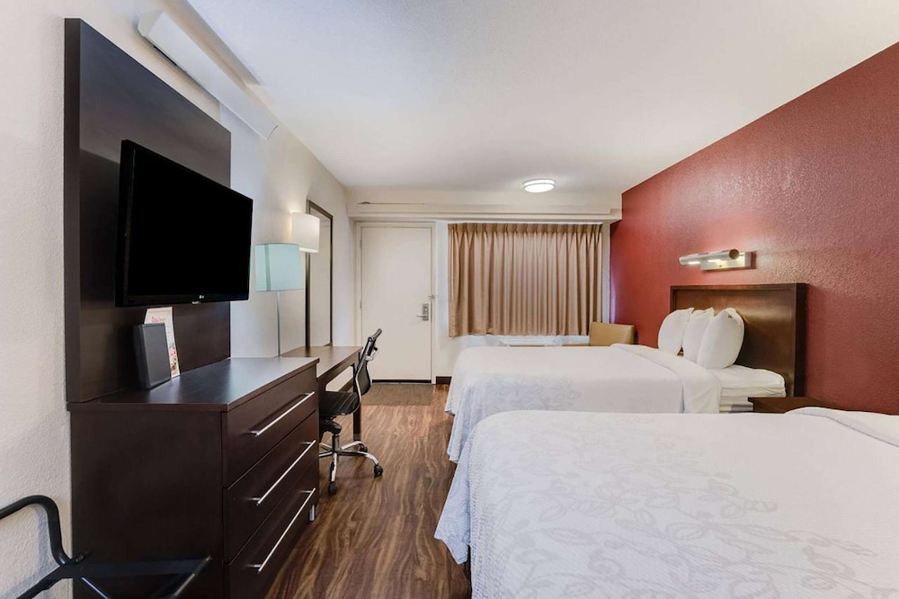 Super 8 by Wyndham Deerfield/Northbrook 9/23