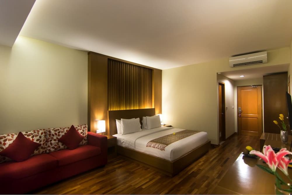 Seminyak Square Hotel 24/67
