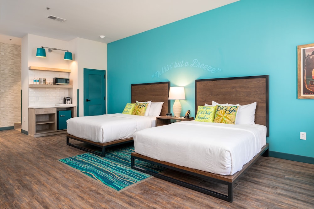Standard, 2 Queen Beds, Mountain View