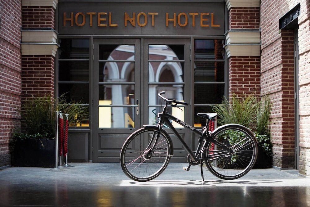Hotel Not Hotel 70/77