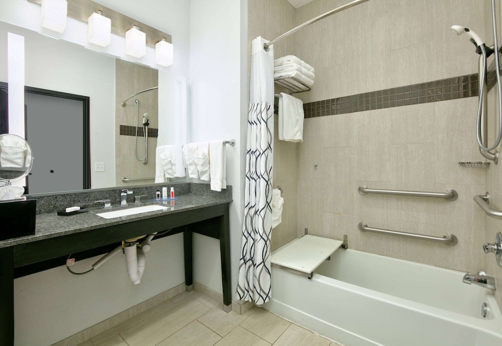 La Quinta Inn and Suites by Wyndham Lubbock Southwest 62/63
