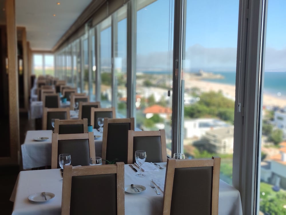 Carcavelos Beach Hotel 57/63