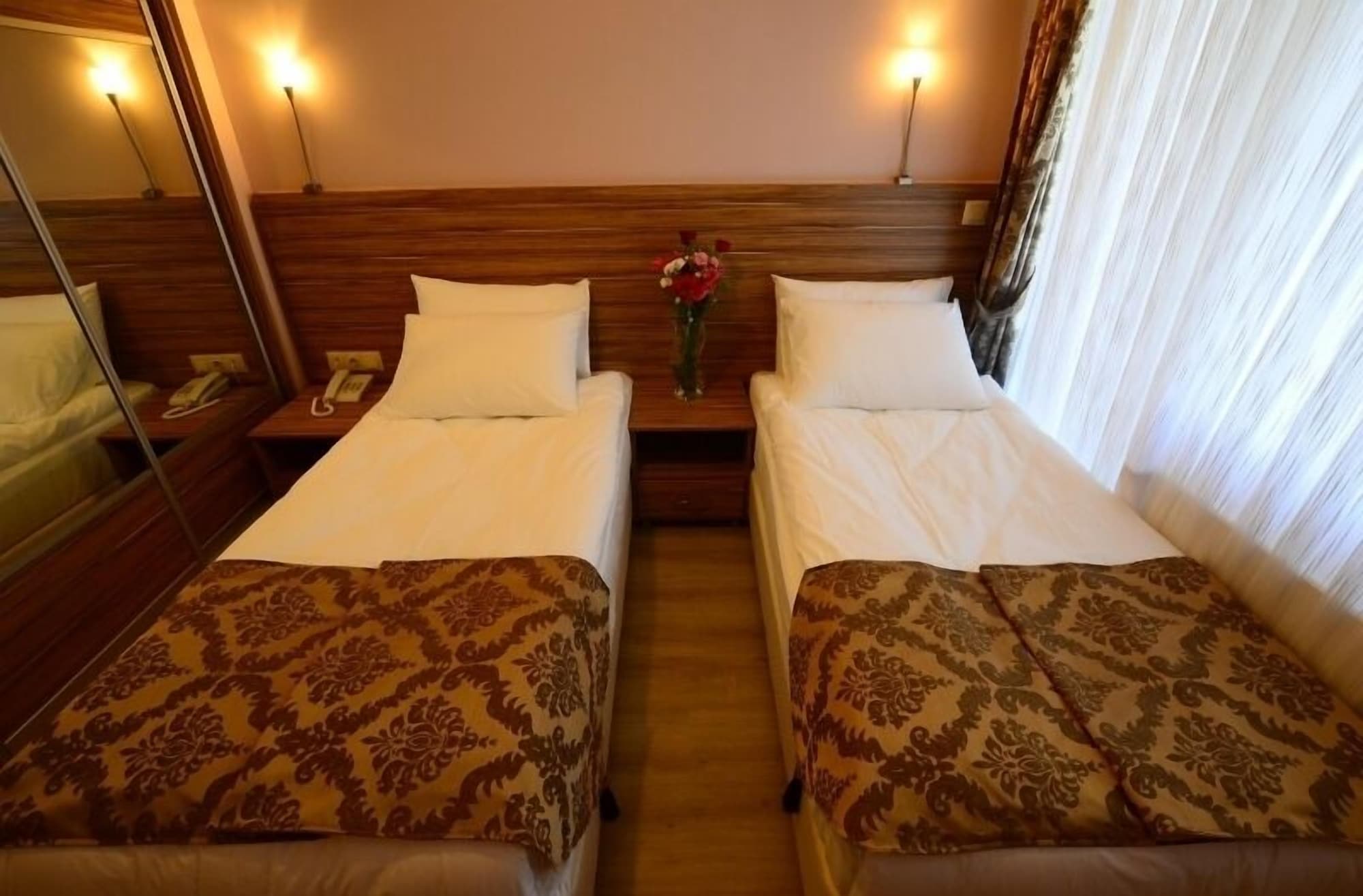 جناح بسرير كوين بإطلالة على البحر مع أريكة، Dort Mevsim Suit Otel 2/3