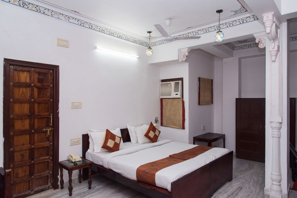 Oyo 10319 Hotel Pichola Haveli 4/16
