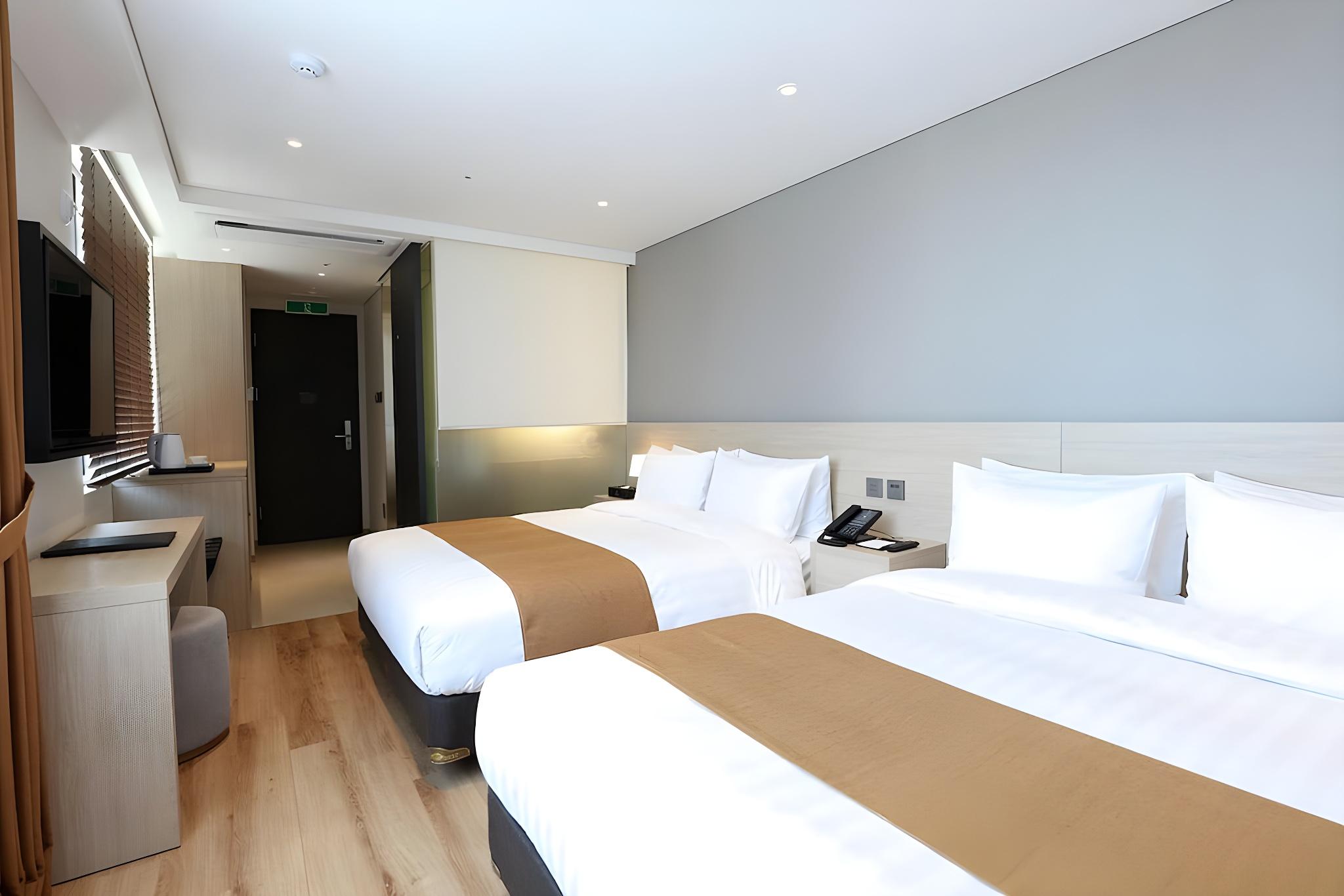 DELUXE, 2 DOUBLE BEDS