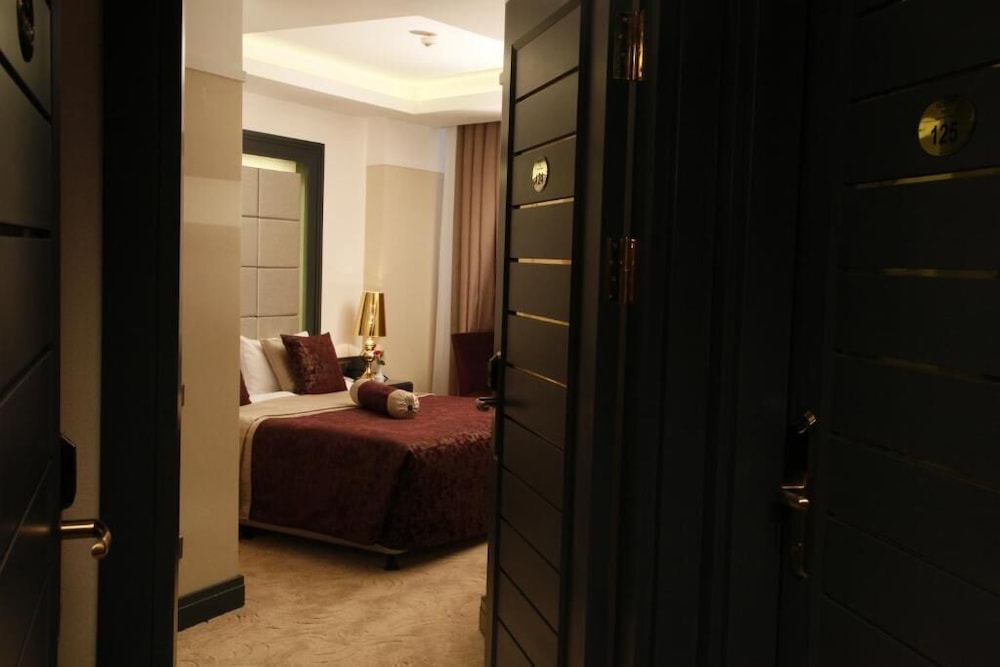 Mirilayon Hotel 50/50