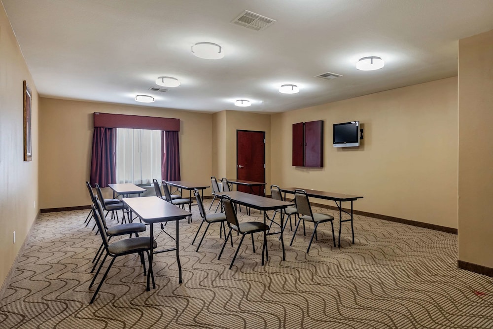 Comfort Suites Ennis TX 36/43
