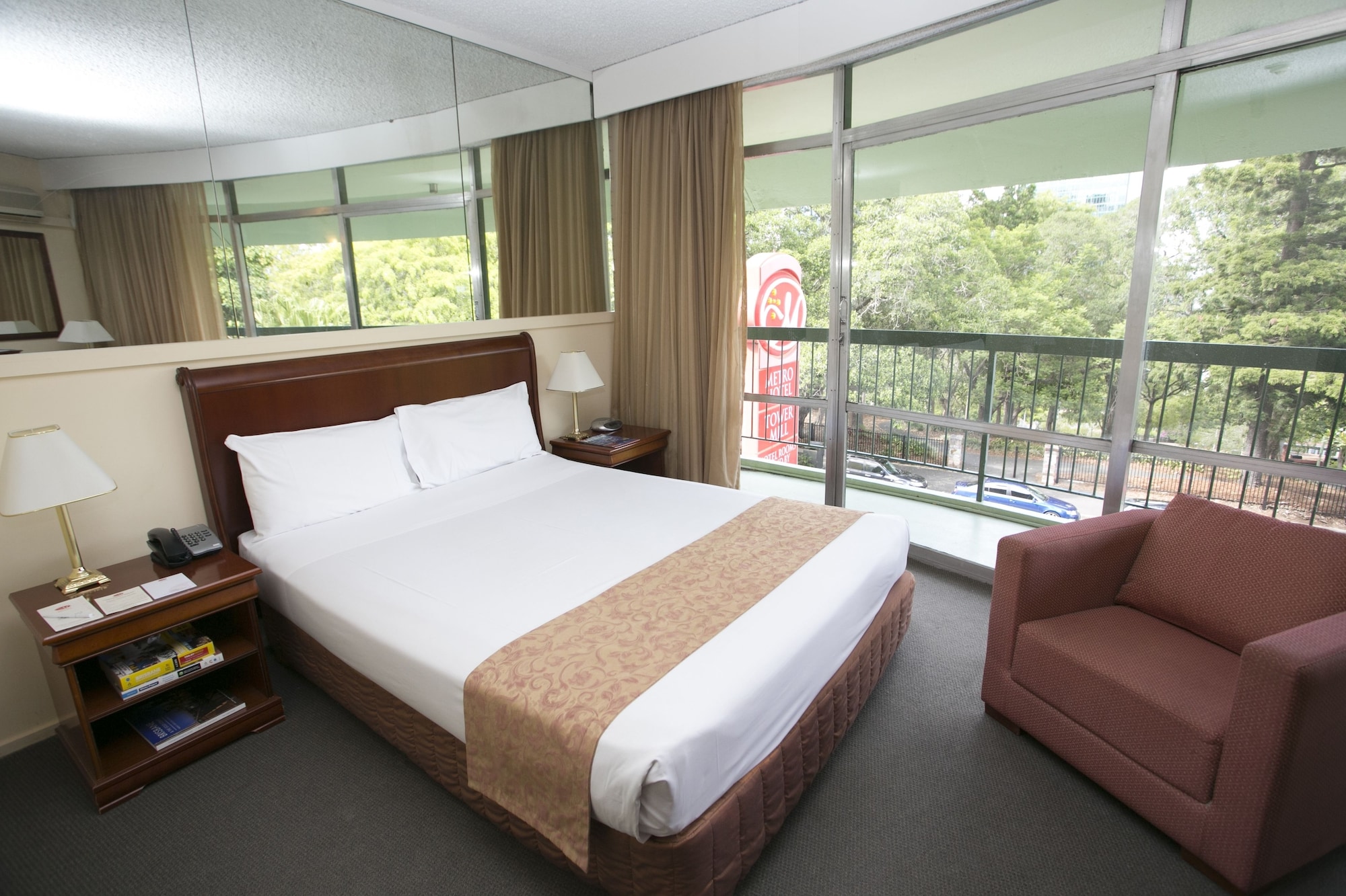 STANDARD, QUEEN BED