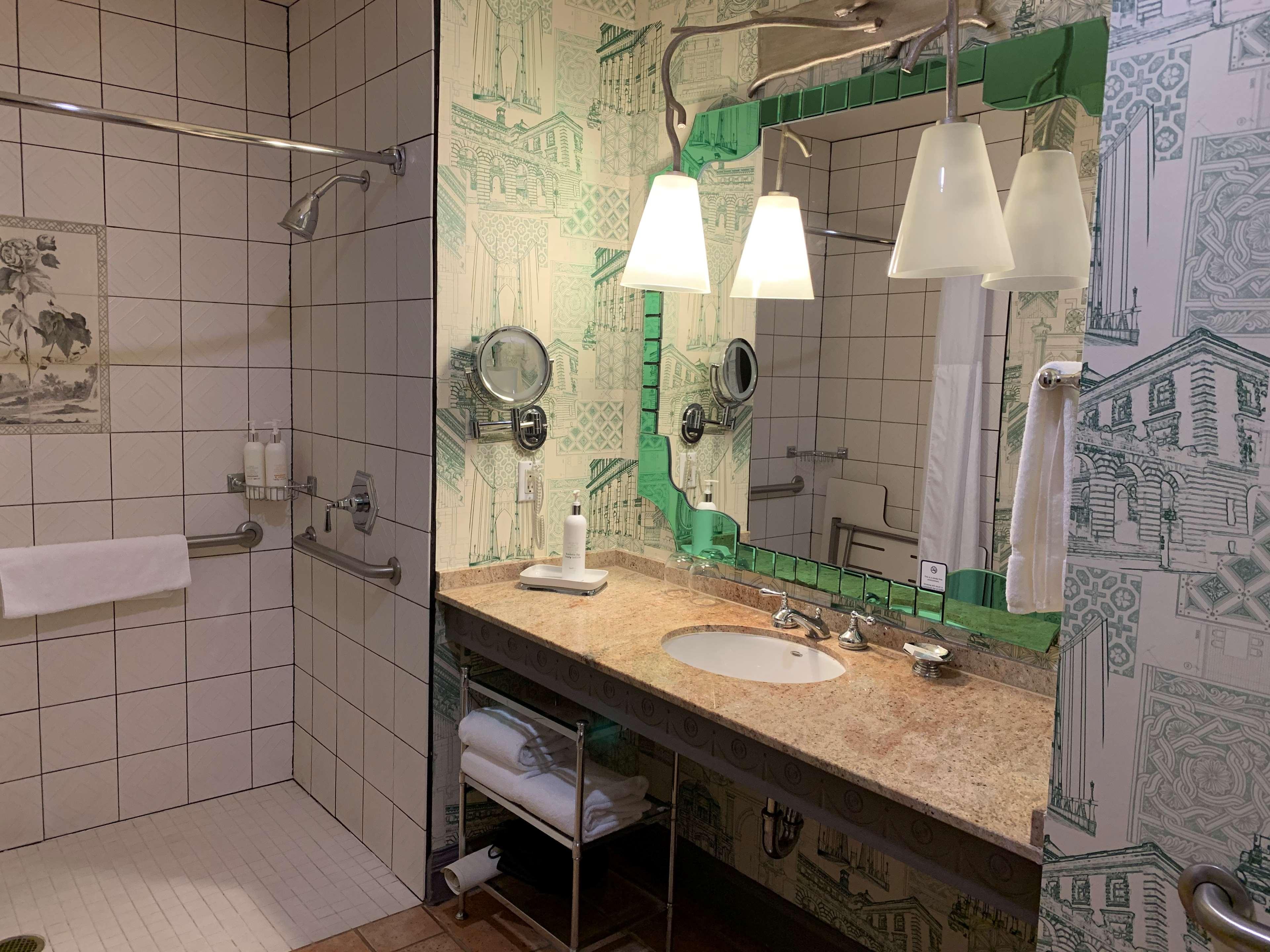 SUITE, KING BED, ACCESSIBLE