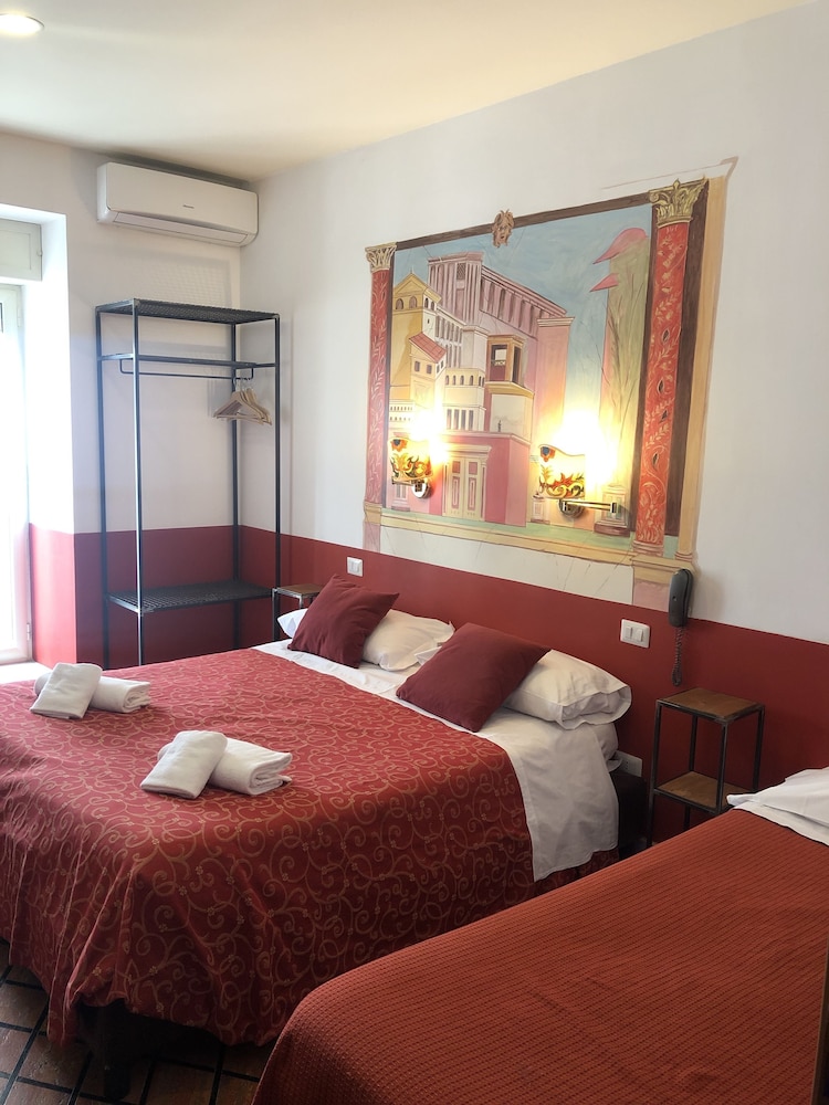 ROOM, QUADRUPLE