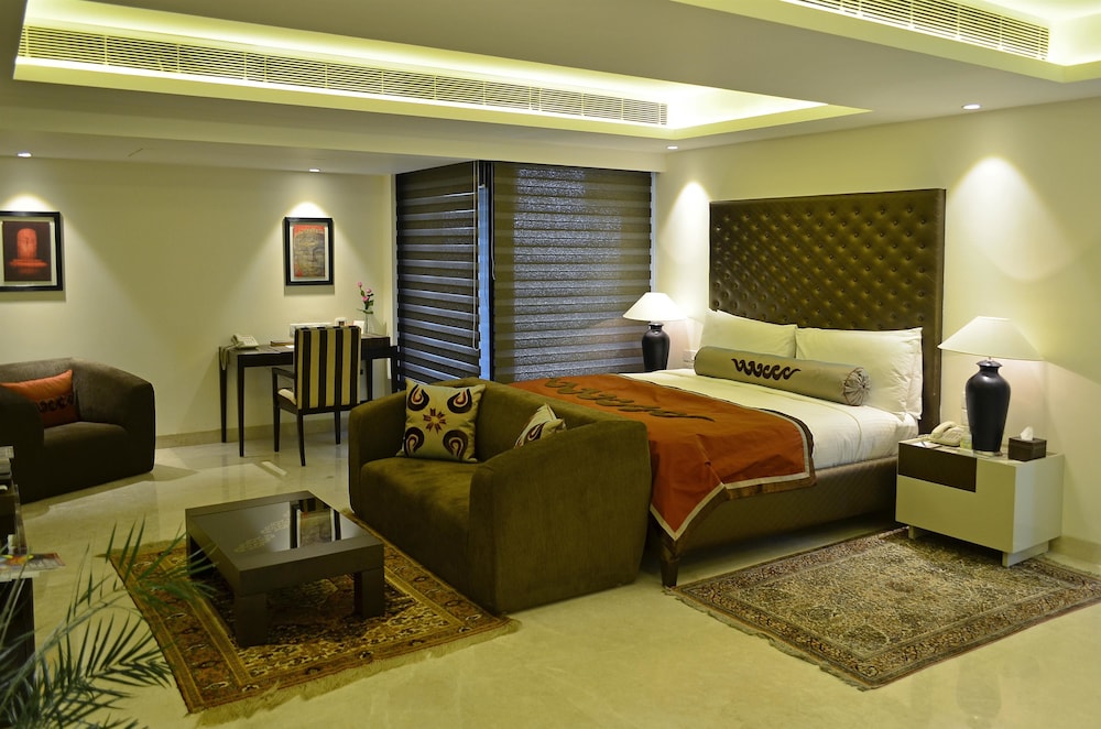 The Lalit New Delhi 32/63