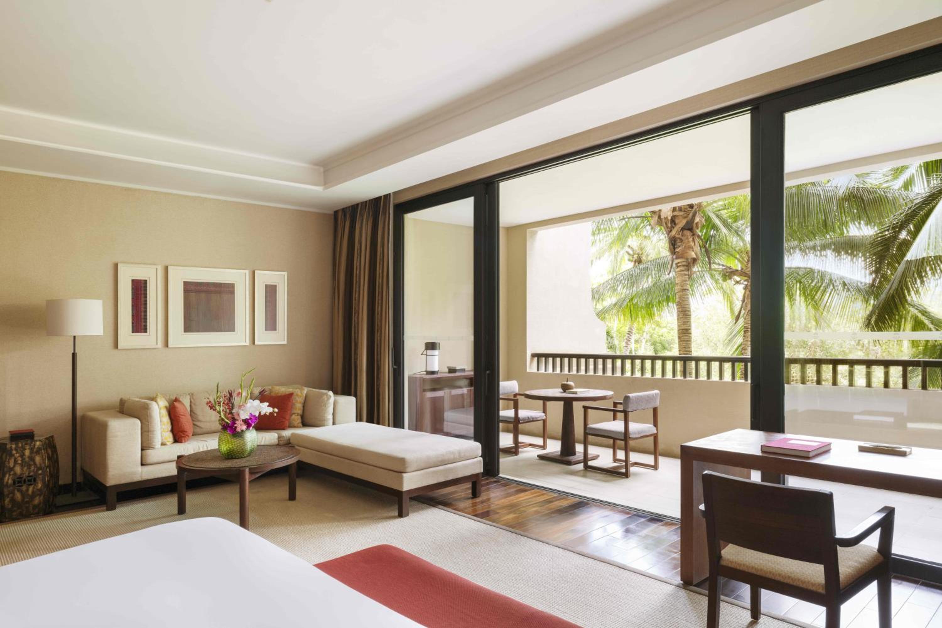Oasis, Queen Bed