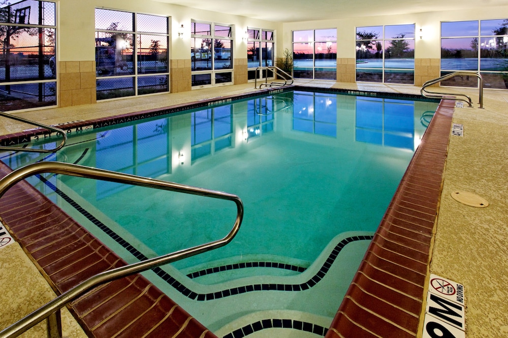Holiday Inn Express Hotel Suites Cleburne 46/76