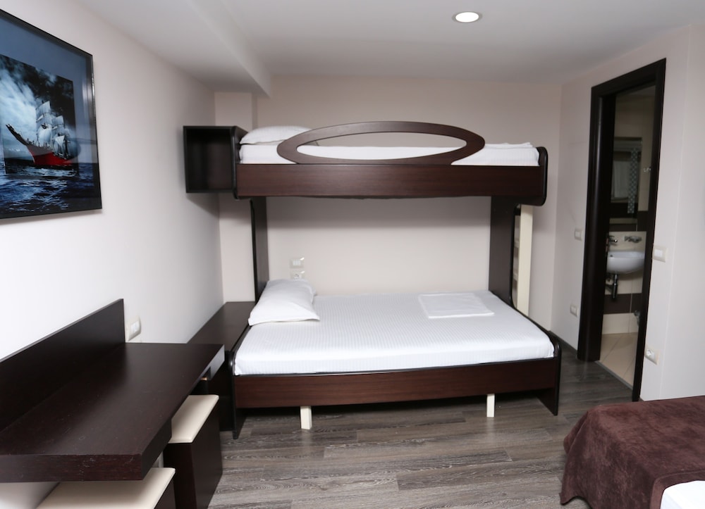 HOTEL TOWN HOUSE 16/36