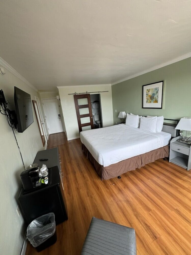 Marina Village Inn 13/50