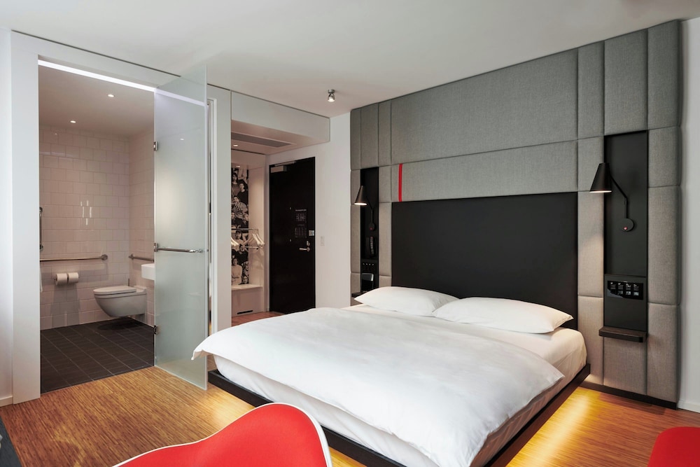 ROOM, KING BED, ACCESSIBLE