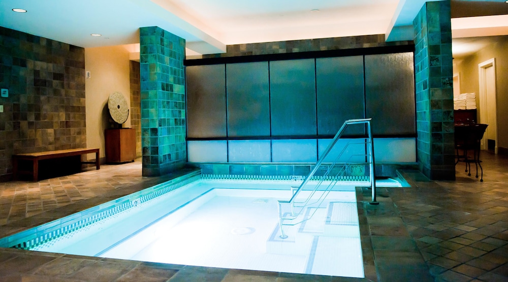 Jet Luxury Resorts @ The Signature Condo Hotel 25/69