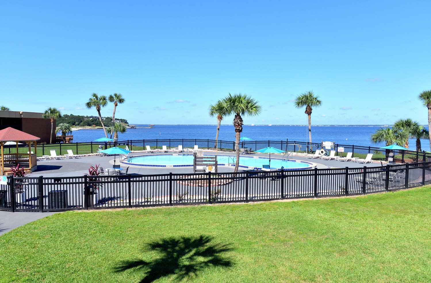 Quality Inn & Suites Gulf Breeze Bayside near Pensacola Beach 32/33