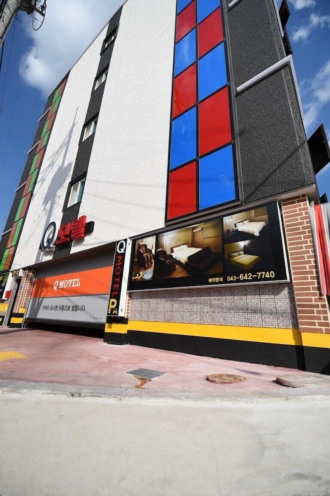 Q Motel 1/49