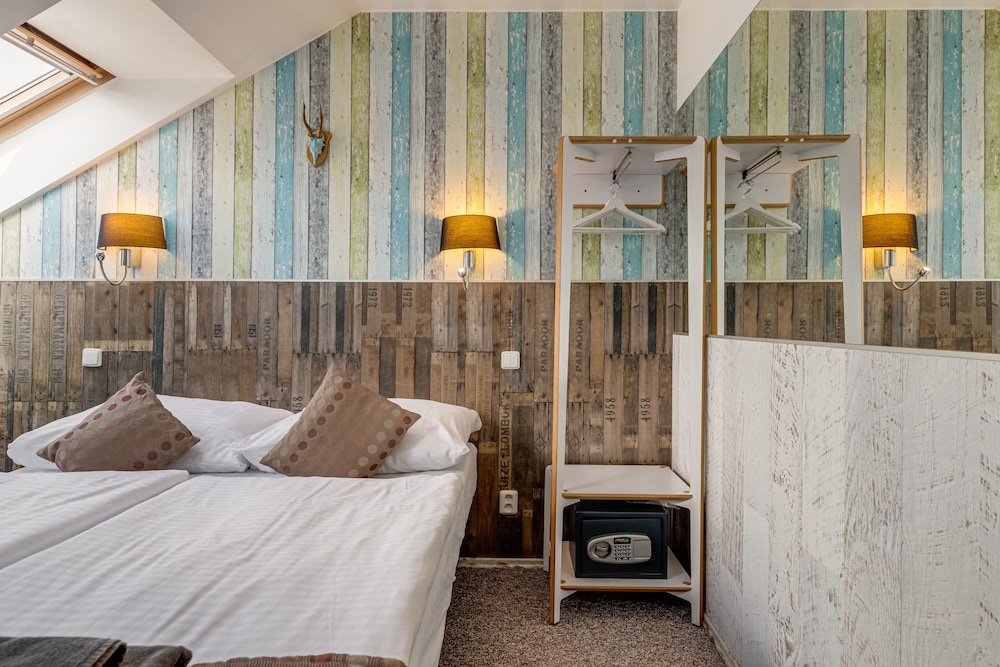 Royal Court Hotel 28/66