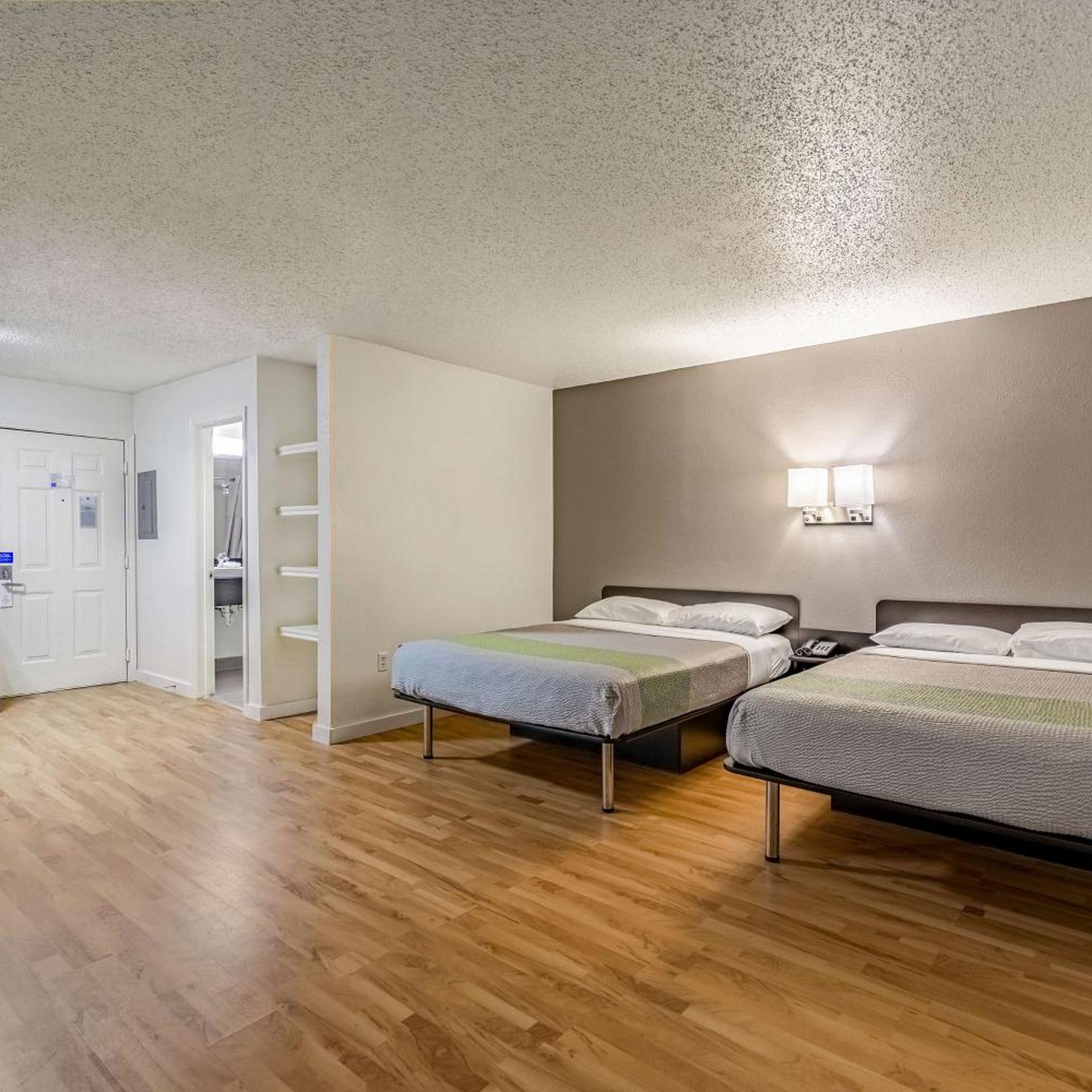 DELUXE, SUITE, QUEEN BED, SMOKING