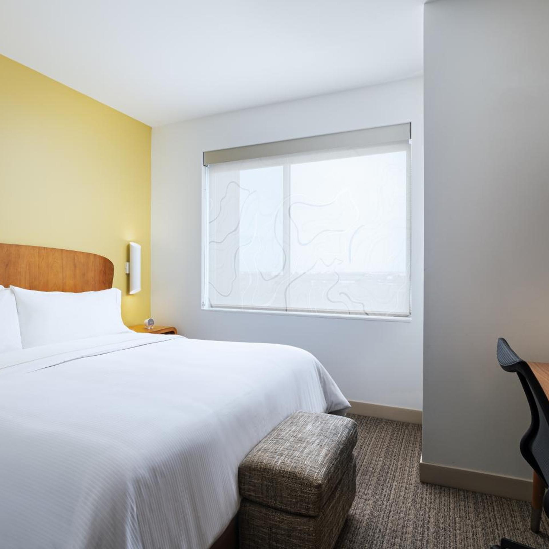 غرفة بسرير كينج بإطلالة على المدينة