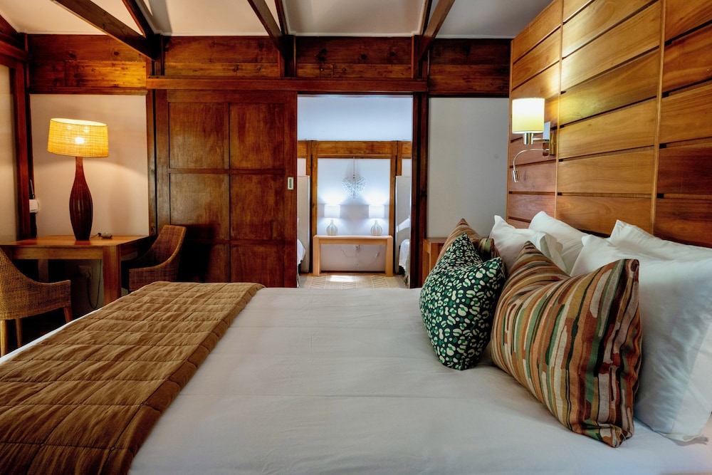 Makakatana Bay Lodge 6/84