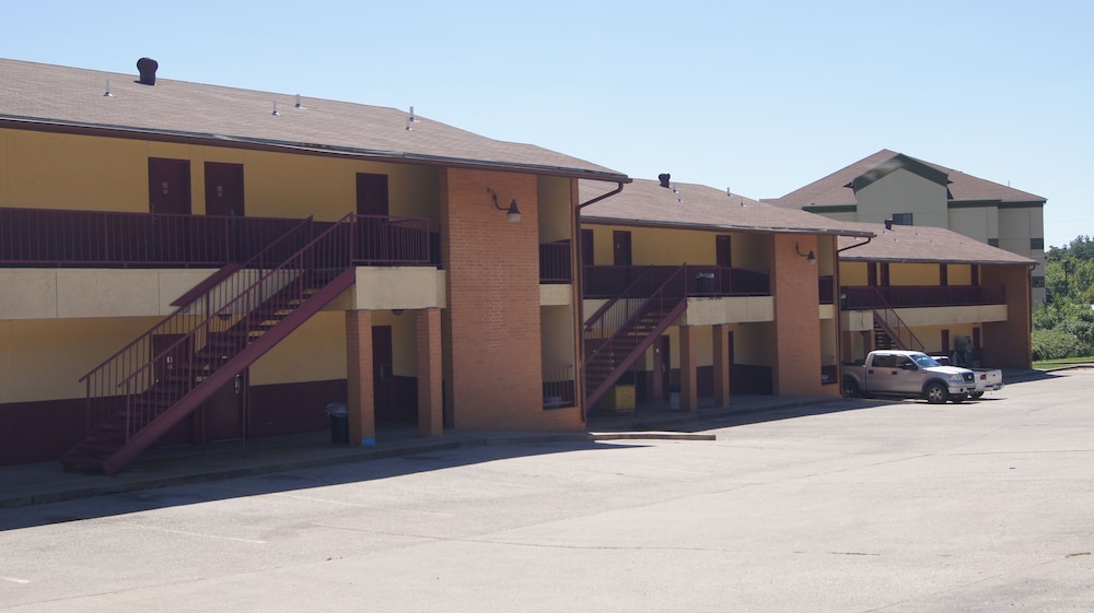 Holiday Lodge And Suites 4/46