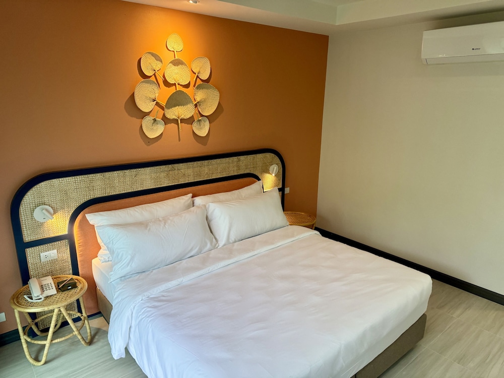 DELUXE, KING BED, GARDEN VIEW