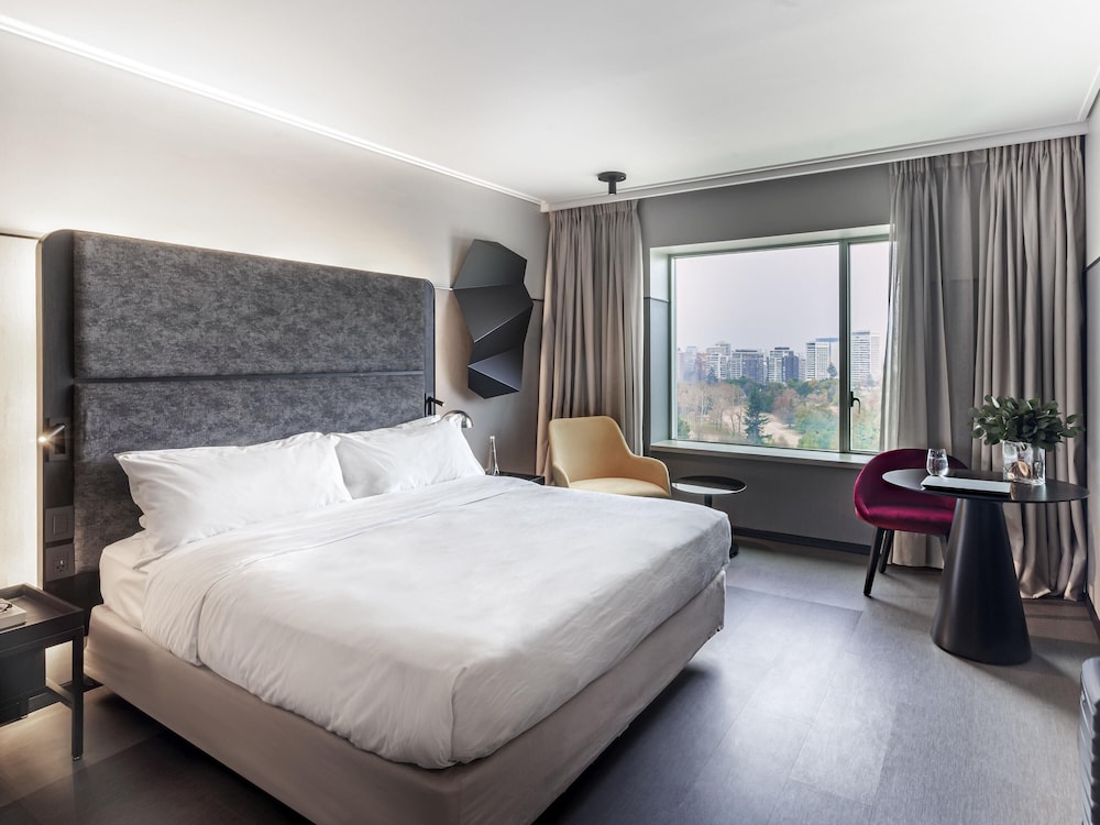 EXECUTIVE, KING BED