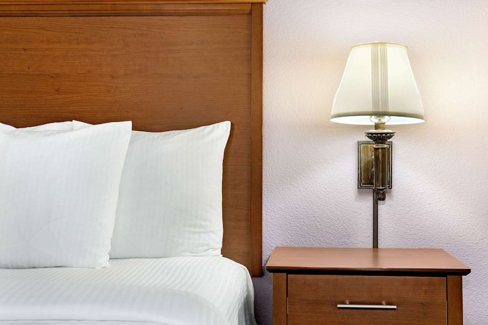 La Quinta Inn Suites Springfield Airport Plaza 34/61