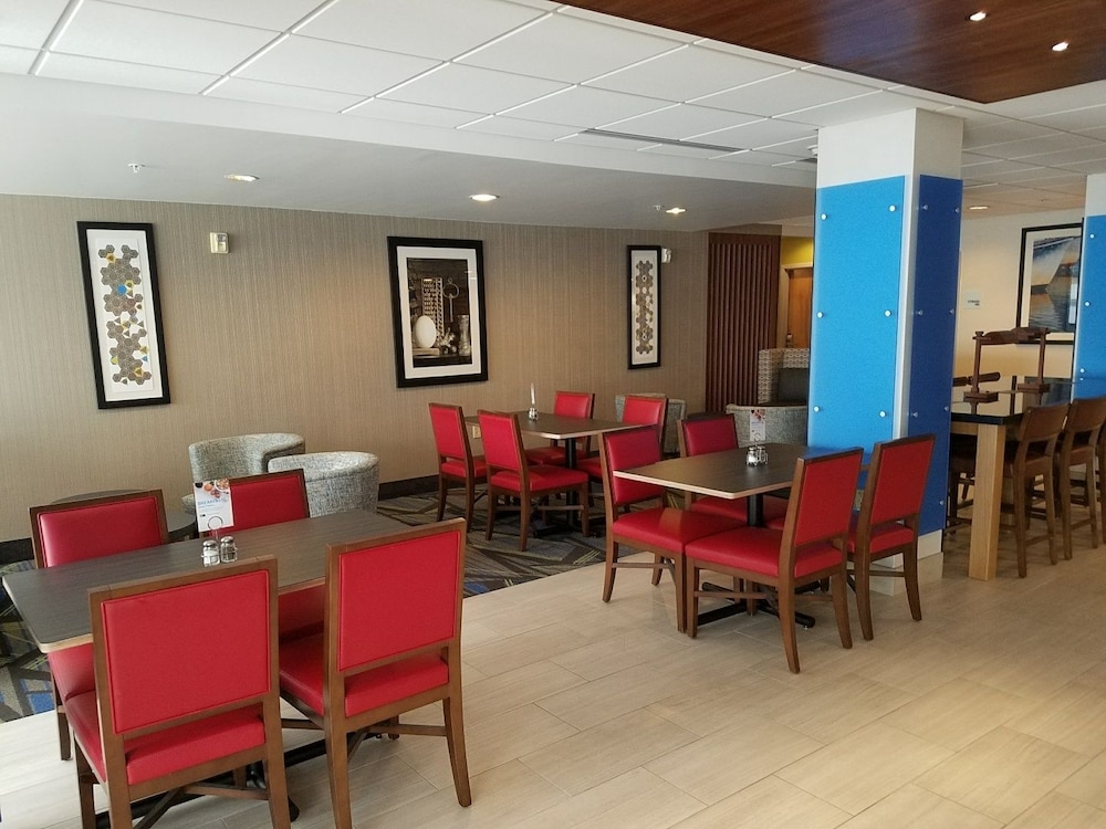 Holiday Inn Express Hotel & Suites Daphne 53/74