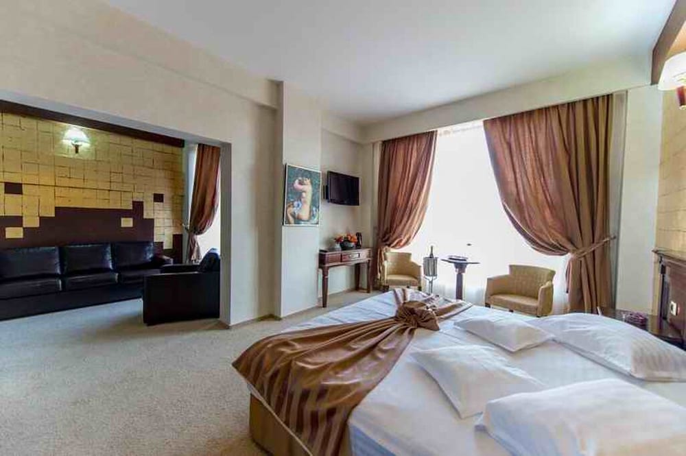 1 Bedroom, Junior Suite, King Bed, City View, Sofa, Jetted Tub