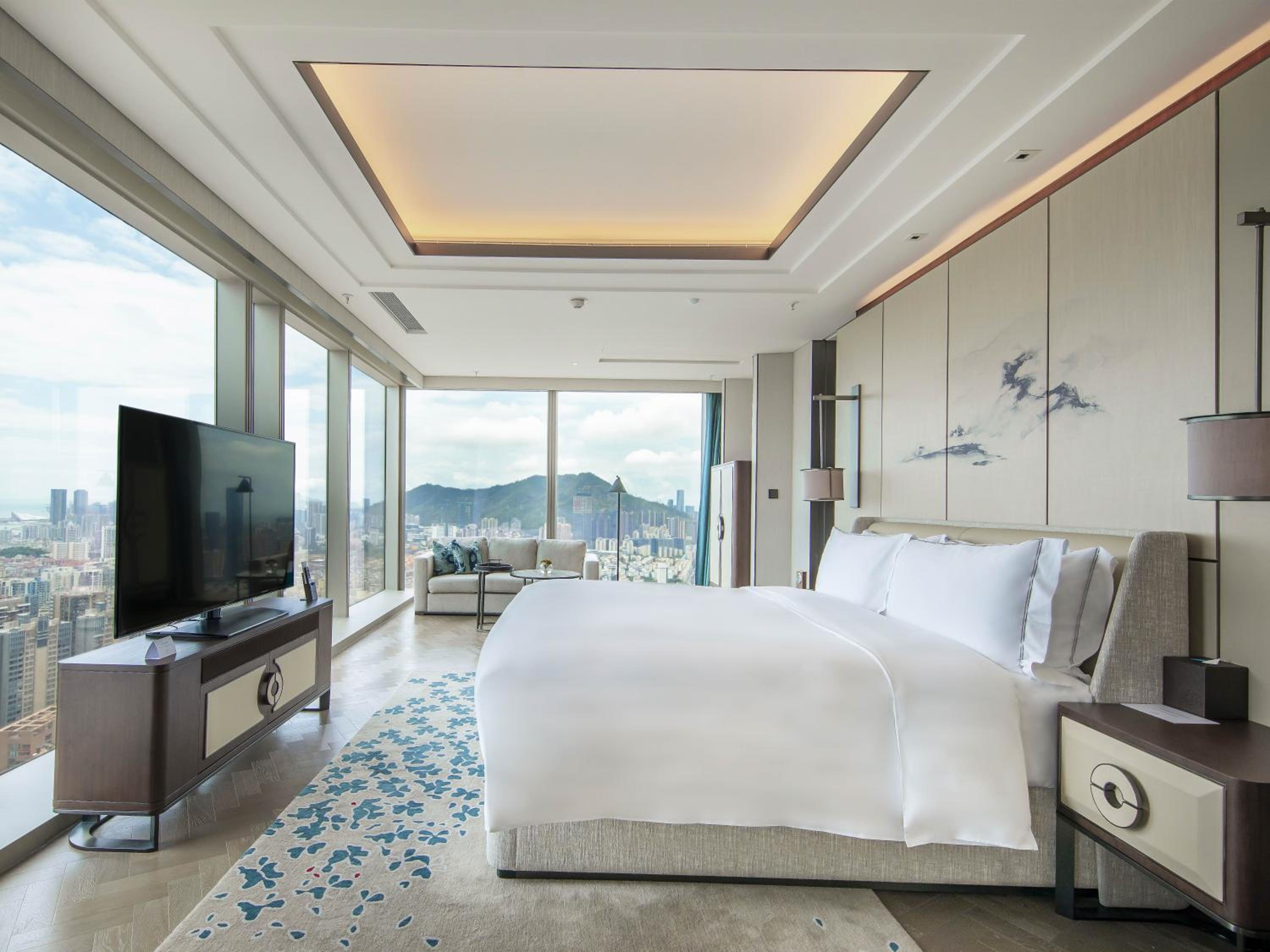 PREMIER, KING BED, CITY AND SEA VIEW