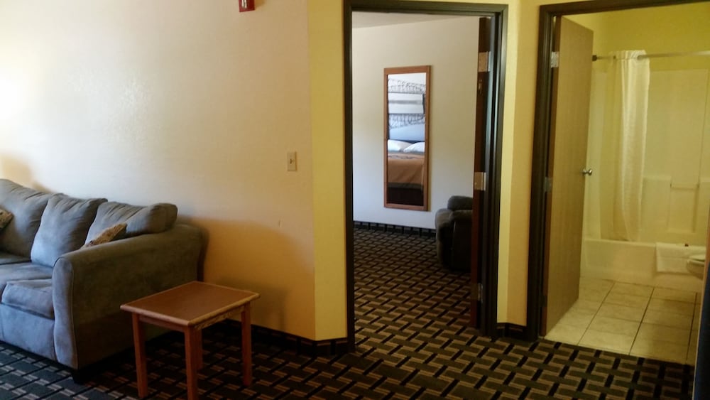 Super 8 by Wyndham Wheeling/Saint Clairsville OH Area 29/36